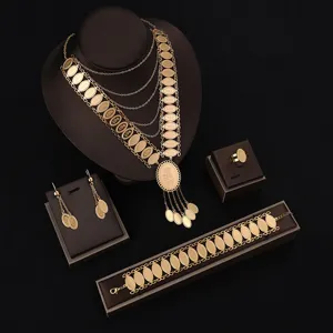 Elegantes goldenes hohles Metall Medaillon Halskette Ohrringe Armband Ring Schmuck Set