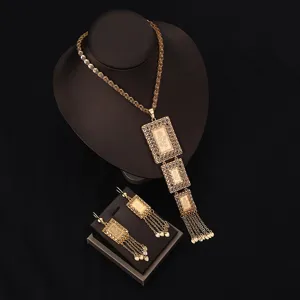 Elegantes goldfarbenes mehrstöckiges Anhänger Halskette und Ohrringe Schmuckset für Damen.