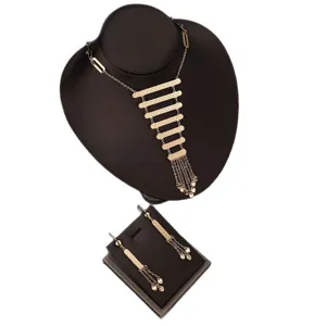 Elegantes goldenes geometrisches Halsband Ohrring Schmuckset für Damen Mode Party.