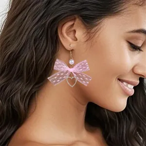 Elegante rosa Spitzen-Schleife Ohrringe mit funkelndem Herz-Anhänger und Perle für Damen.