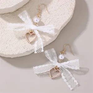 Elegante weiße Spitzen-Schleifen-Ohrringe mit Perlen und Herz-Anhänger für stilvolle Damen.