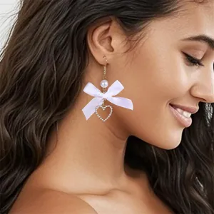 Elegante weiße Schleifen-Ohrringe mit Perle und Strass-Herz-Anhänger für Damen Ohrschmuck.