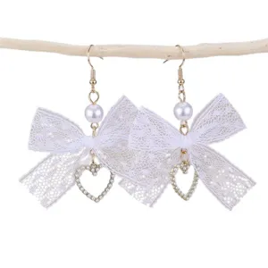 Weiße Spitzen Schleife Ohrringe mit Perle und Herz Anhänger, süßer langer Ohrschmuck für Damen.