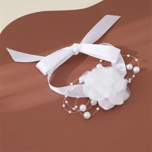 Bracciale da polso in nastro bianco con perle e fiore di camelia per matrimoni da sposa.