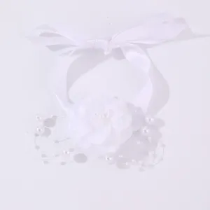 Bracciale di fiori in tessuto bianco con perle e nastro per sposa di matrimonio