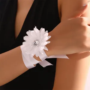 Elegante bracciale fiore in tessuto bianco con perle e cristallo per matrimonio sposa damigella.
