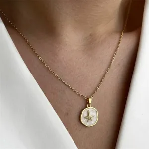 Detailansicht der goldenen Seestern Halskette, eleganter Strand Schmuck für Damen Neu.