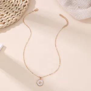 Goldfarbene Kette mit weißem sternförmigen Anhänger, elegante minimalistische Halskette.
