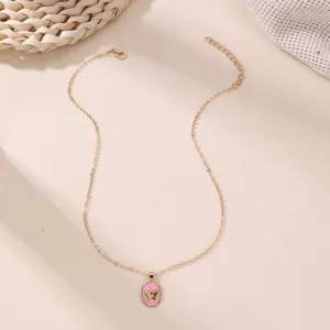 Goldene Halskette Detail mit einem rosa Emaille ovalen Schmetterlingsanhänger filigran.