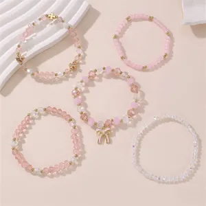 Nahaufnahme des rosa Perlenarmband-Sets mit feinen Kristallperlen und hübscher Schleife.