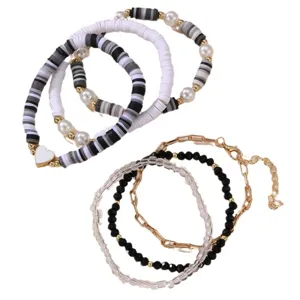 Boho mehrlagiges Perlenarmband Set mit Tonperlen, Perlen und Herzanhänger für Damen.
