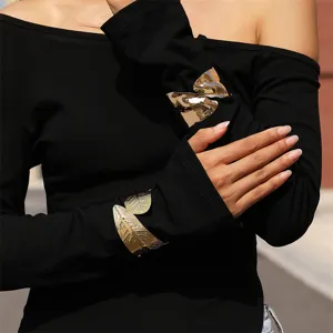 Goldene metallische Manschettenarmbänder mit glatten unregelmäßigen und Blatt-Texturen für Frauen.
