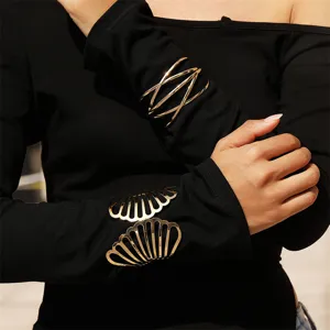 Elegante goldene Metallarmbänder mit einzigartigen hohlen und gekreuzten Designs für Damen.