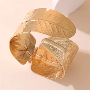 Goldenes Metall Feder breiter Armreif offenes Scharnier Mode Schmuck Damen Alltag kleiden