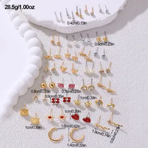 Großhandel Set mit 30 Paar zarten Ohrringen mit Perlen, Herzen und geometrischen Designs.