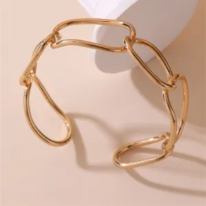 Elegantes goldenes Metall geometrisches Kettenglied Armband Damen Modeschmuck Accessoire.