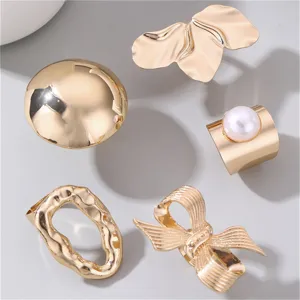 Goldfarbenes geometrisches Ring-Set mit unregelmäßigen geschmolzenen Linien, Perlen und Schleifen.