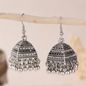 Vintage Indian Jhumka σκουλαρίκια με λεπτομερή παραδοσιακά σκαλίσματα και λαμπερά στρας.