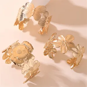 Goldfarbenes Metall Armreif Set mit hohlem Blumen und Schmetterling Ausschnitt Modeschmuck
