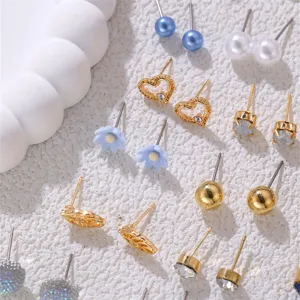 Zarte Ohrstecker-Set mit Perlen, funkelnden Strasssteinen und süßen Herzen für Damen.