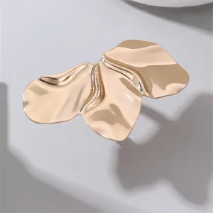 Goldener unregelmässiger Metallring, modernes minimalistisches Lavadesign, glatter offener Ring.