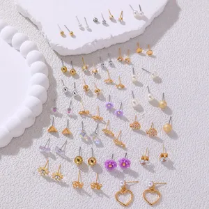Großhandel Ohrring Set mit süßen geometrischen Perlen Strass Designs für Damen.