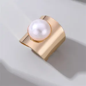 Goldener breiter Statement-Ring mit einer klassischen weißen Kunstperle für moderne Frauen.