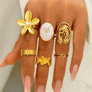 Gold geometrische Metall Ringe Set, unregelmäßige Lava Design offene Ringe Detailansicht.