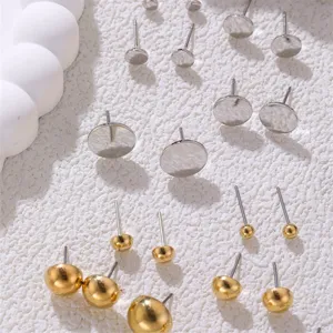 Silberne und goldene Ohrstecker Rohlinge flache Platte und Kugel fuer DIY Schmuckherstellung.