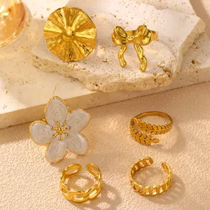 Europäisches und amerikanisches geometrisches goldenes Ring-Set mit Lavastruktur und Blumen.