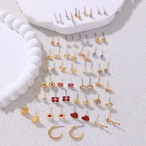 Detailansicht des 30-teiligen Ohrring-Sets mit Perlen und funkelnden Zirkoniasteinen.