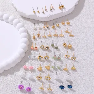30 Paar minimalistische Gold Ohrringe Set mit Zirkonia Perlen Herz Geometrisch Blumen Motiven.