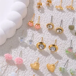 Detailansicht des Ohrring-Sets mit mehreren Paaren, Strass, Herzen und Blumen.
