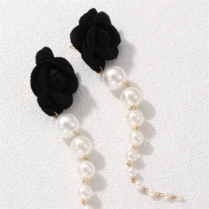 Elegante schwarze flockige Rosen Perlen Quasten Ohrringe Detail Nahaufnahme, feiner Modeschmuck.