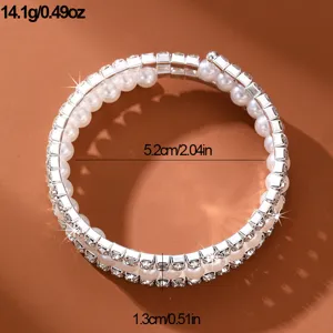 Detailansicht des mehrschichtigen Armbands mit Strass und Perlen in glänzender Silberfarbe.