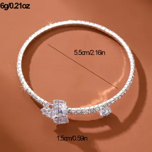 Elegantes silbernes Strass-Armband mit funkelnden Kristall-Clustern für modische Damen.