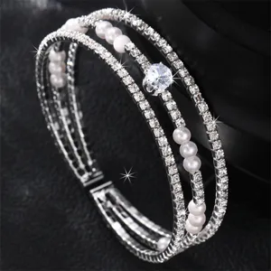 Mehrschichtiges Strass Perlen Offenes Armband Detail mit glitzernden Kristallen.