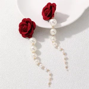 Rote Stoff-Rosen lange Perlenquasten Ohrringe elegante schicke Mode Schmuck Details Nahaufnahme
