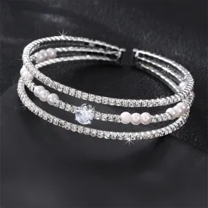 Detailaufnahme des mehrschichtigen Strass-Perlen-Armbands, elegantes Silberschmuckstück.