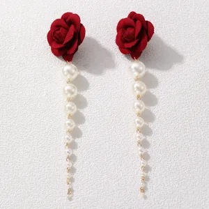 Exquisite rote beflockte Rose und perlenbesetzte lange Quasten Ohrringe, eleganter Detail.