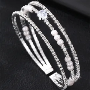 Detailansicht des mehrschichtigen offenen Kristall Perlen Armbands, eleganter Silber Armreif.