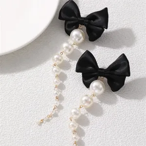 Detailansicht von schwarzen Schleifen Perlen Quasten Ohrringen, elegante Damen Ohrhänger chic.