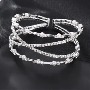 Mehrlagiges offenes Armband mit glitzernden Strasssteinen und eleganten Perlen für Damen.