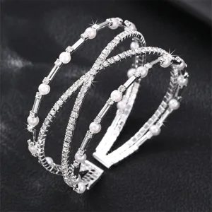Mehrlagiges Strass Perlen Armband, silberfarbene offene Armspange Detailansicht.