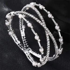 Silbernes mehrschichtiges Strass- und Perlen-Armband offenes Design Detailaufnahme