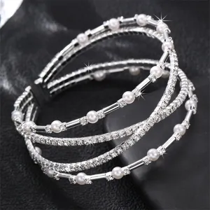 Detailaufnahme des mehrschichtigen Strass- und Kunstperlen-Armreifs zum Aufklemmen