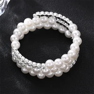 Detailansicht mehrlagiges Perlen und Strass Armband, elegante offene Damen Kristall Armreif