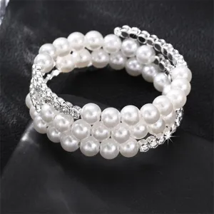 Detaillierte Nahaufnahme des mehrschichtigen Perlen- und Strass-Armbands, elegantes Design.
