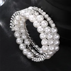 Nahaufnahme Detailansicht eines mehrschichtigen Kunstperlen und Strass Armbands.