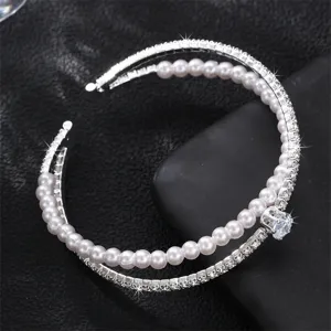 Mehrlagiges Perlen-Strass-Armband Detailaufnahme mit funkelnden Zirkoniasteinen.